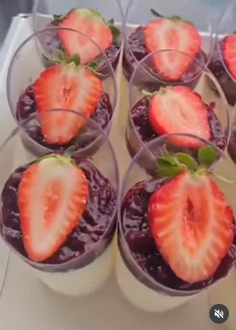 Copinhos de doce com geleia de frutas vermelhas e morango, servidos em coquetéis
